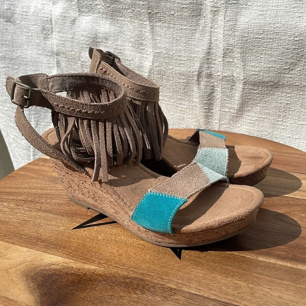 Minnetonka Women’s Poppy 71327 Tan Aqua Ankle Strap Fringe Suede Wedge Size 9